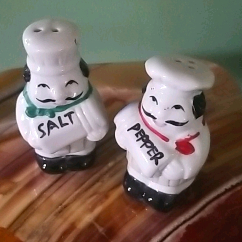 🚨 Vintage Salt & Pepper Shakers